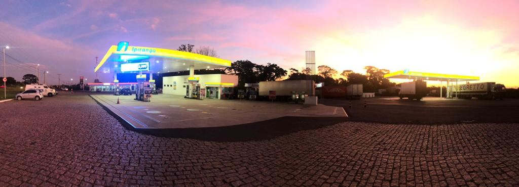Vista panorâmica do posto e do pátio ao entardecer