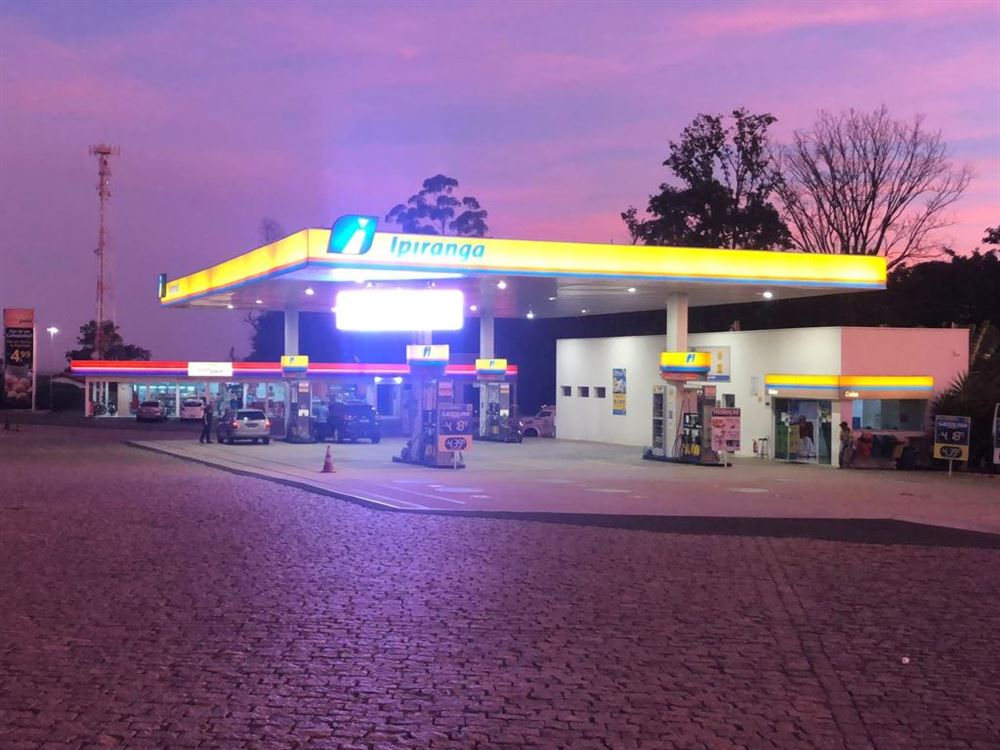 Posto Ipiranga ao pôr do sol com loja de conveniência